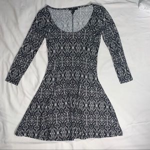 Forever 21 Long Sleeve Patterned Dress Size L